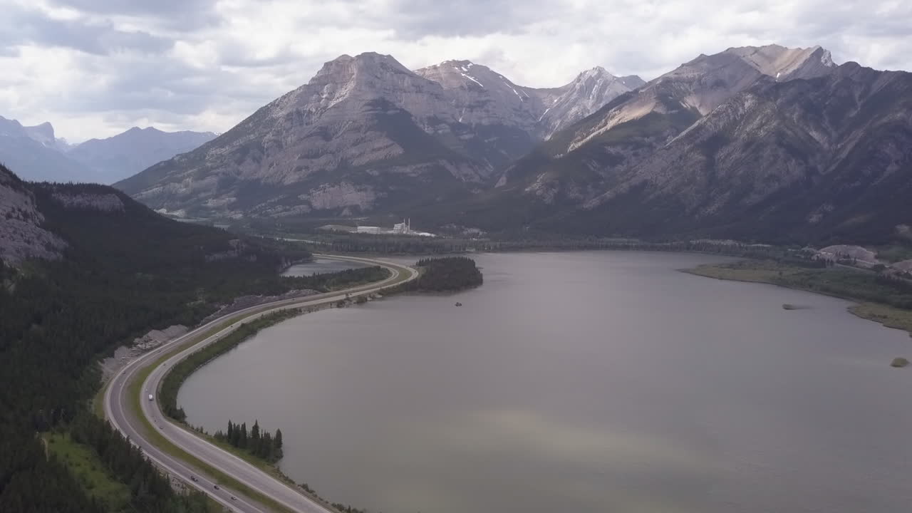 la autopista transcanada pasa por el lago de montaña, planta industrial en las montañas rocosas