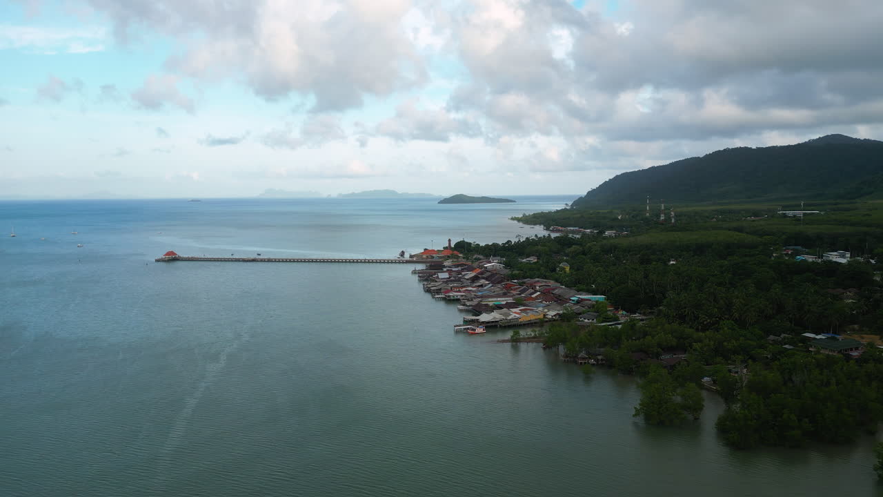vista aérea del muelle de la ciudad vieja en koh lanta