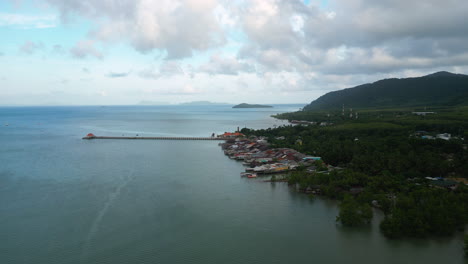 Vista-Aérea-Del-Muelle-Del-Casco-Antiguo-De-Koh-Lanta