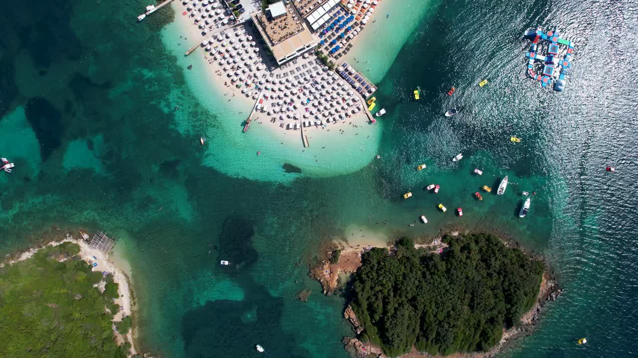 ksamil emerald lagoon:  ⁇ 은 투르코이즈 물과 편안한 지중해 리조트가 기다리고 있습니다.