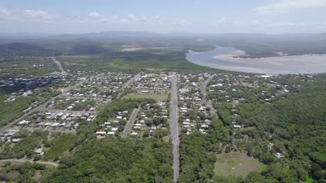 Paisaje-Urbano-Con-Vegetación-En-La-Orilla-Del-Río-Esfuerzo-En-Cooktown,-Norte-De-Queensland,-Australia