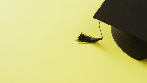 Video-De-Sombrero-De-Graduación-Sobre-Fondo-Amarillo