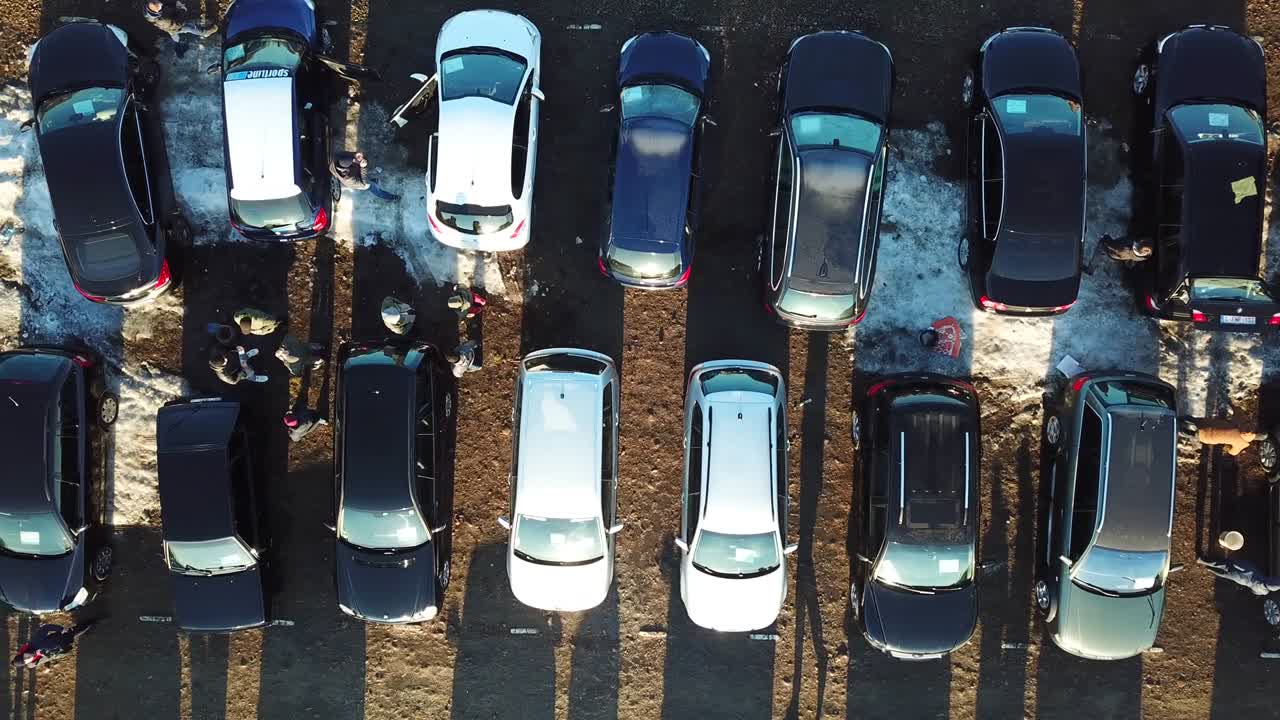 판매 자동차 러 시장에 많은 자동차의 상단 공중 뷰