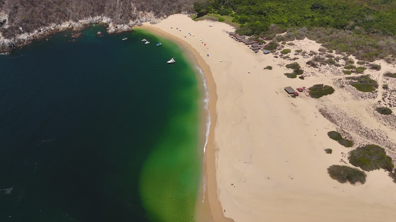 imágenes aéreas de drones de la bahía de cacaluta en huatulco, oaxaca