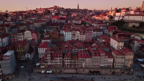 Atemberaubende-Drohnenaufnahmen-Bei-Sonnenuntergang-Des-Flusses-Douro-Im-Herzen-Von-Porto,-Portugal