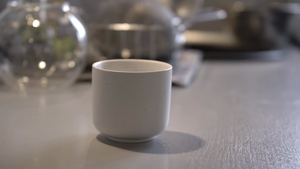 부 테이블 위에 회전하는 커피 컵