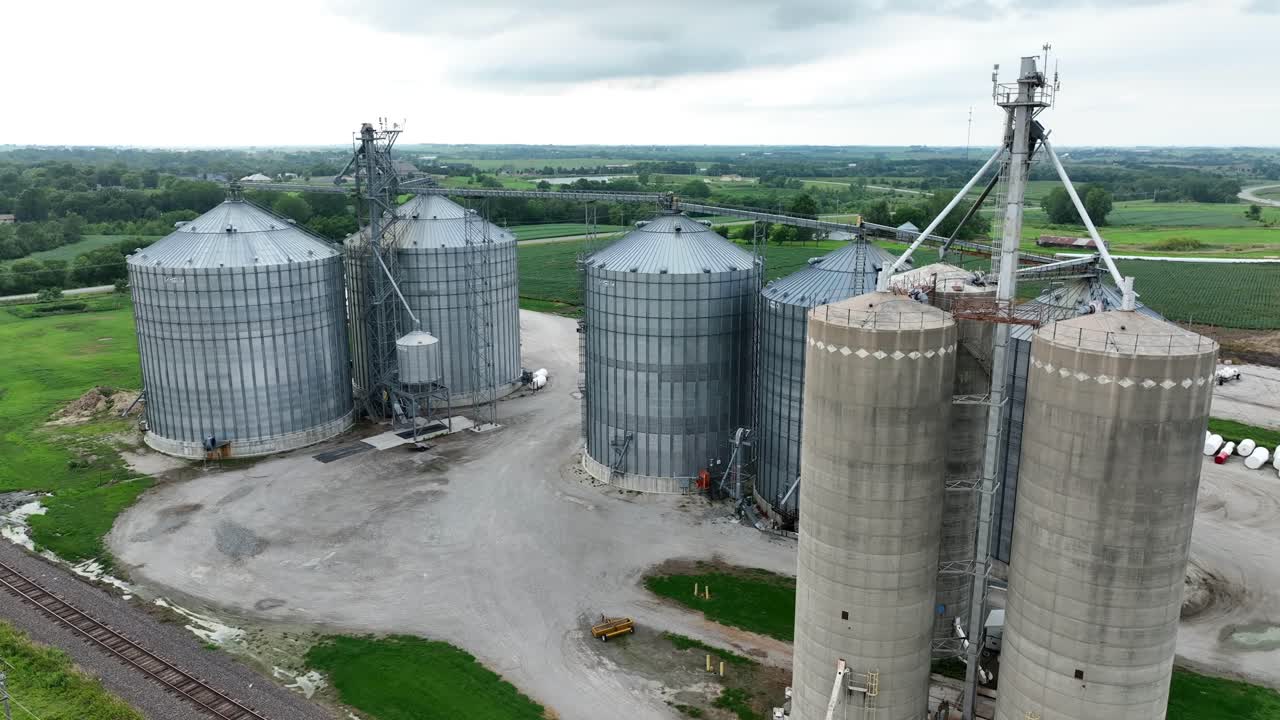 silos de grano en la granja del medio oeste de los estados unidos con ferrocarril adyacente