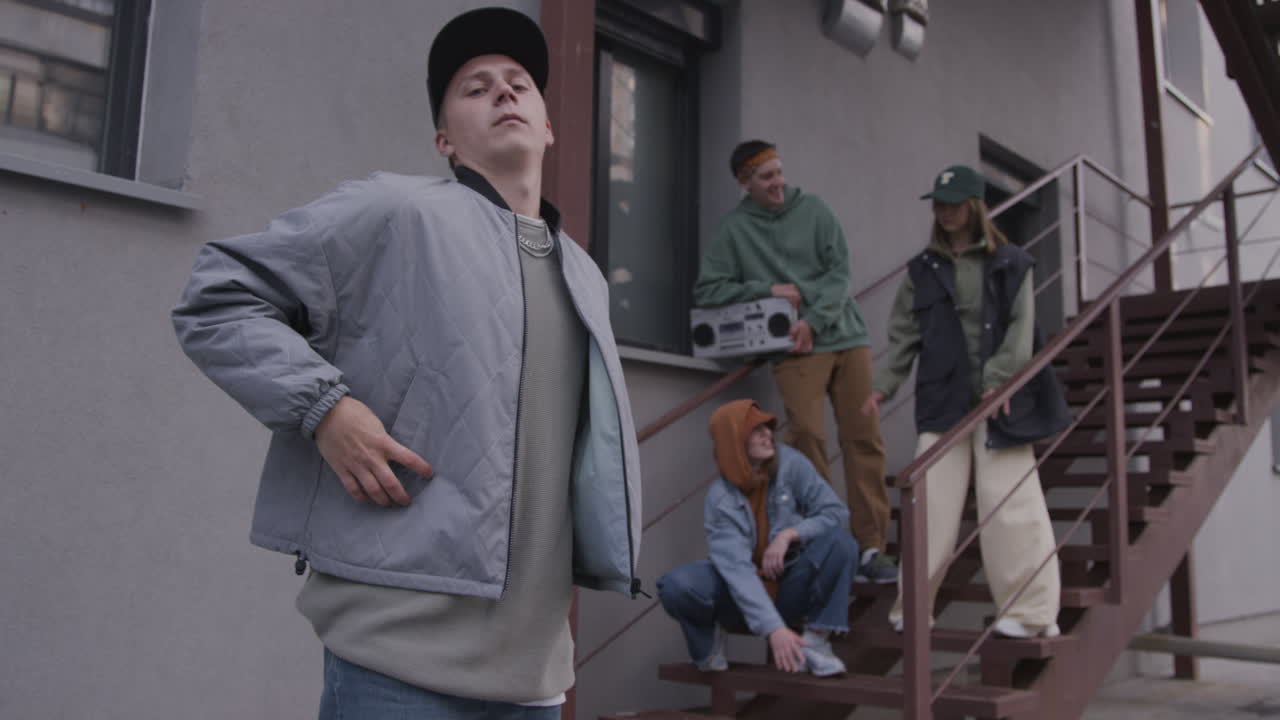 야외에서 포즈를 취하는 젊은 남자