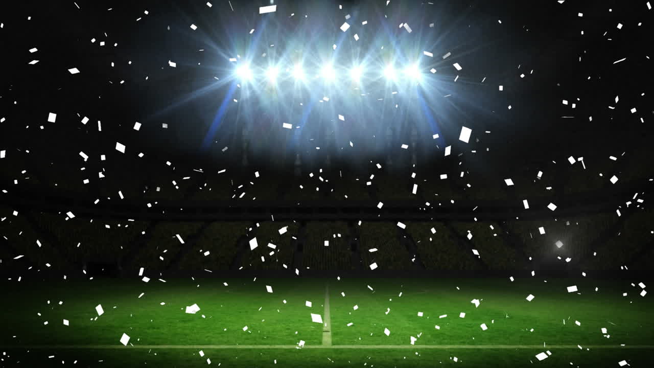 밤에 스포츠 스타디움에서 홍수 조명 피치 위에 떨어지는  콘티의 애니메이션