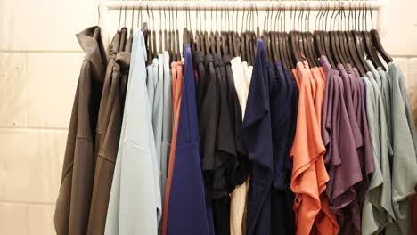 exhibición de ropa en colgadores