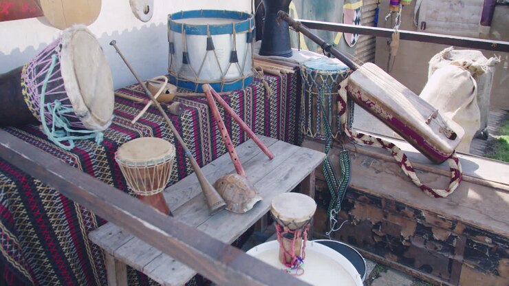 Bellissima ripresa al rallentatore di un gruppo di strumenti musicali fatti a mano all'interno di una fiera medievale nel sud della Spagna, Andalusia