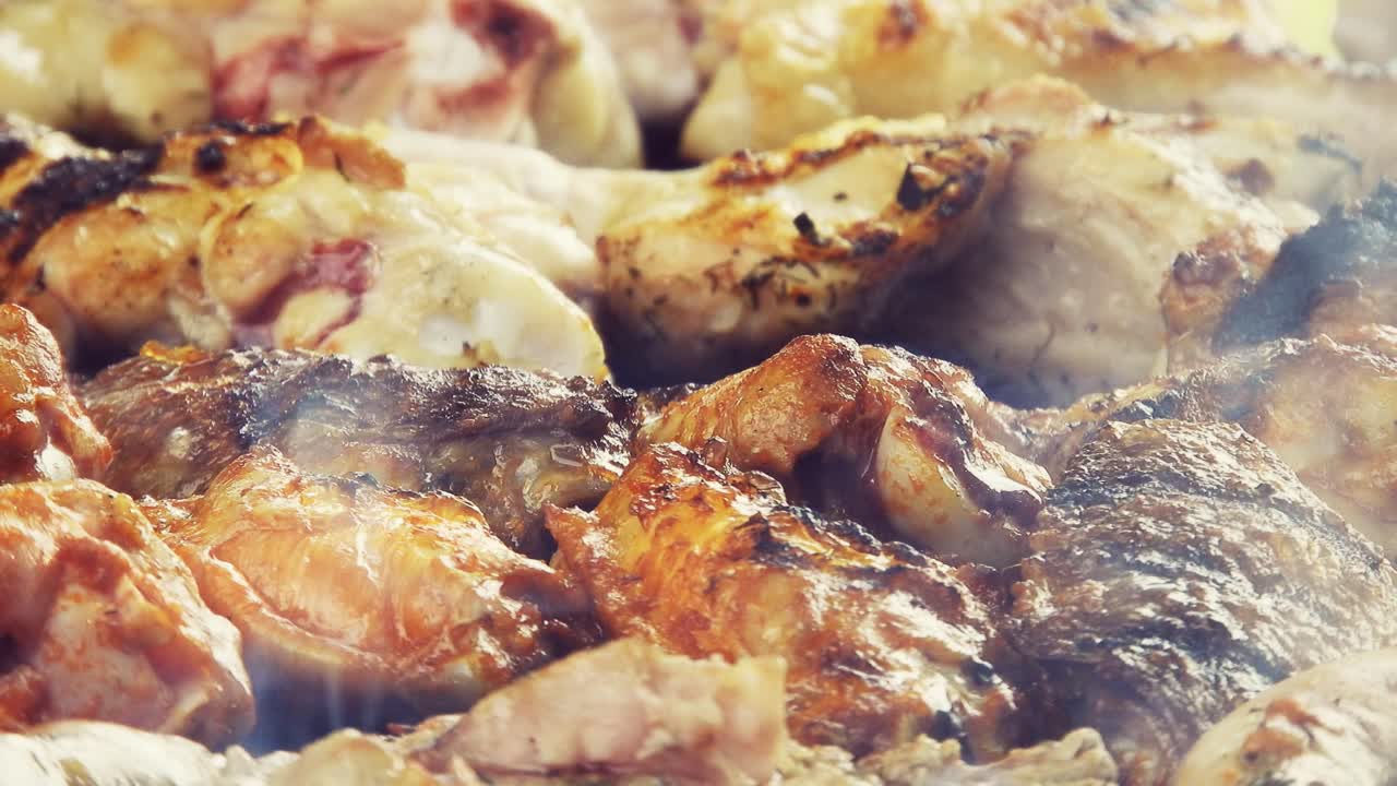 열과 연기가 나오는 그릴 바비큐의 맛있는 고기