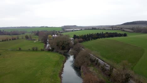 Un-Dron-Disparó-Sobre-El-Río-Stour-En-Chartham,-Inglaterra,-Una-Ciudad-Rural-Históricamente-Rica-E-Impresionante