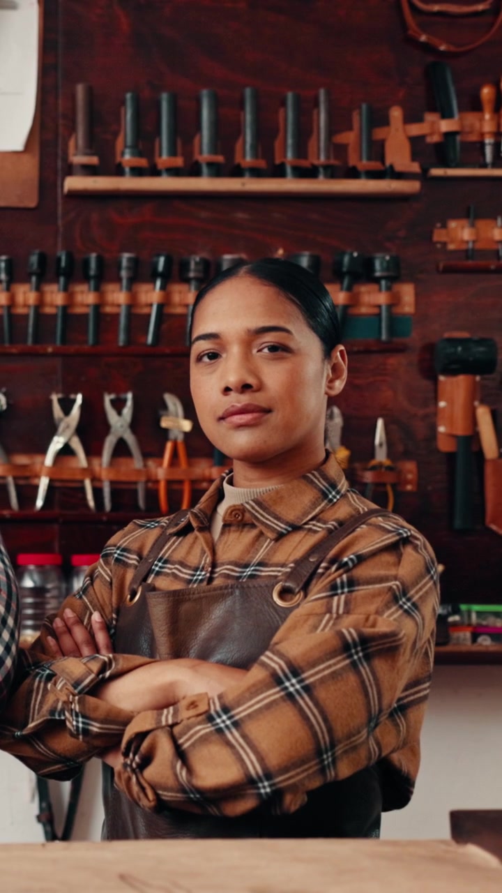 Mujer artesana del cuero de pie en su taller