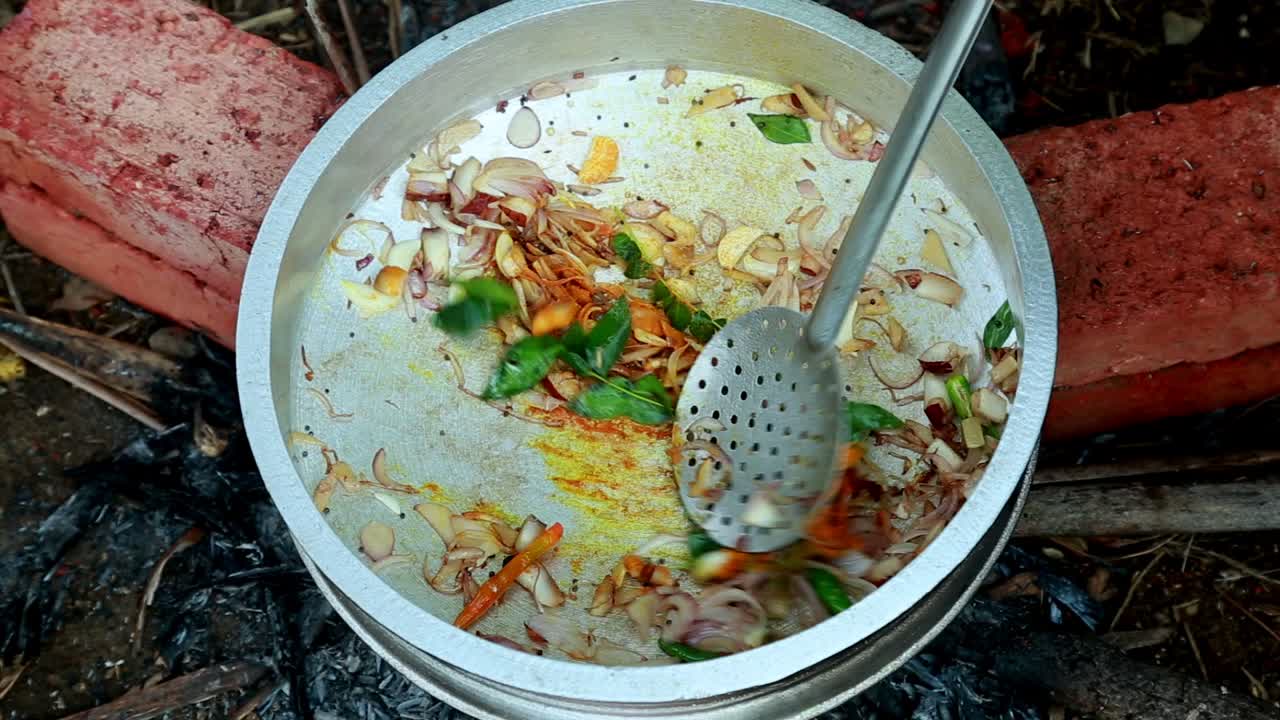 투르메릭 가루는 양파, 생강 및 녹색 칠리, 검은 조개 마살라 커리, 전통적인 야외, 검은 조개 요리, 오염, 마살라, 벽돌에 첨가됩니다.