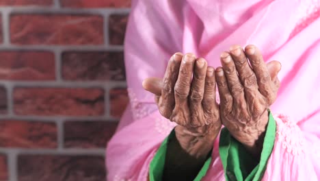 primer plano de mujeres mayores orando con las manos en el ramadán