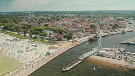 Port-in-a-small-twon-by-the-sea-with-a-foot-bridge