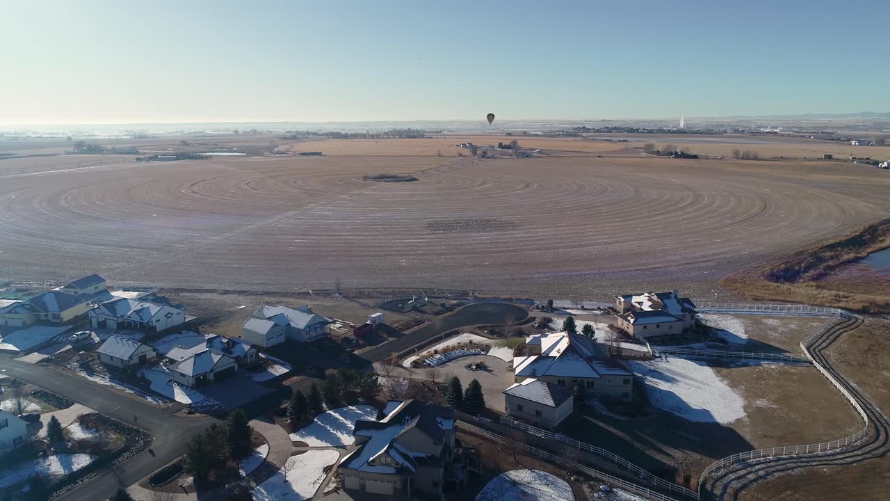 열기구와 거위가 콜로라도 교외 상공에서 촬영된 이 드론에 등장합니다.