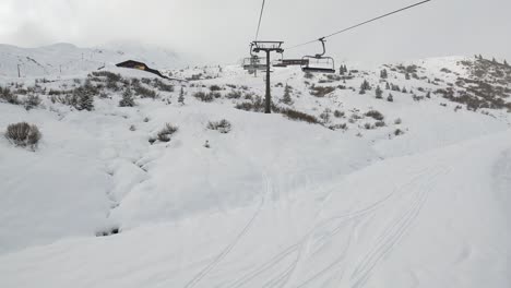 en invierno en las montañas en el remonte