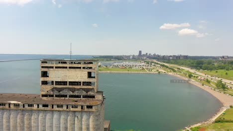 Buffalo-Ny-Verlassenes-Gebäude-Fliegt-Vorbei