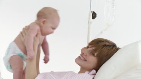 Feliz-Joven-Madre-Con-Su-Bebé-En-Un-Hospital