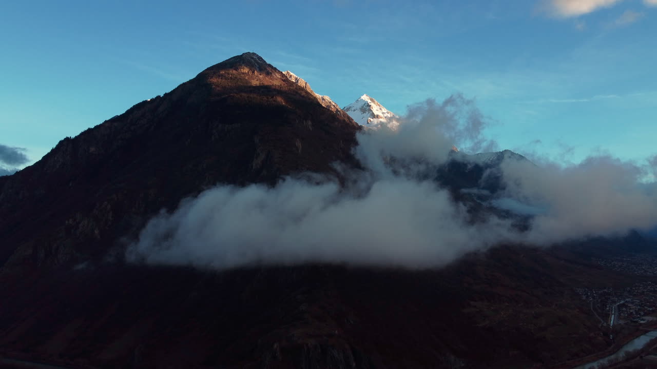 vista aérea de nubes en movimiento en el valle del ródano en los alpes suizos cerca de martigny