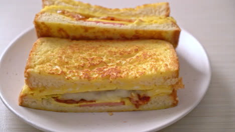 sándwich de tostadas francesas caseras jamón tocino queso con huevo