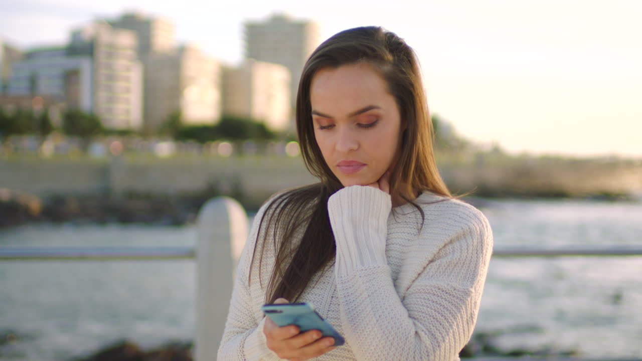 Una joven leyendo mensajes de texto