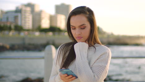 una mujer joven leyendo mensajes de texto