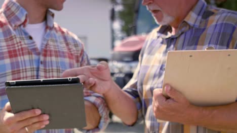 Ein-Teil-Der-Modernen-Landwirte-Nutzt-Ein-Tablet-Auf-Dem-Bauernhof