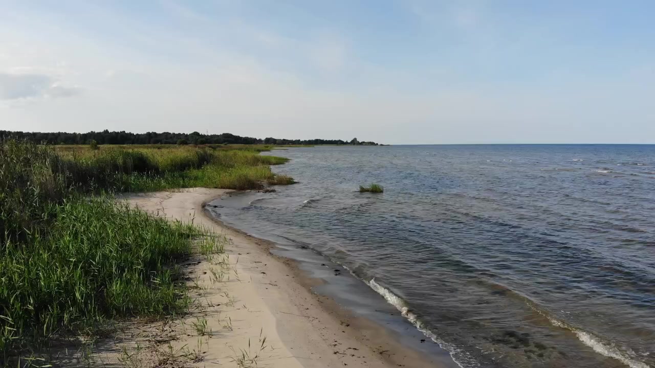 Съемка с дрона: прекрасное Балтийское побережье и синее море в Латвии.