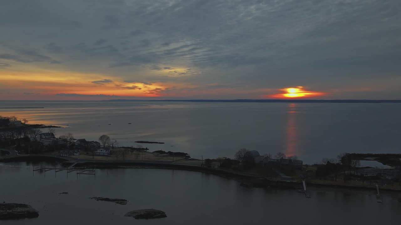 Ilmasta kuvattu time lapse Five Islands Parkin yllä New Rochellessa, NY, auringonnousun aikaan.