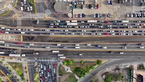 tráfico ocupado en la carretera principal en la ciudad de santo domingo