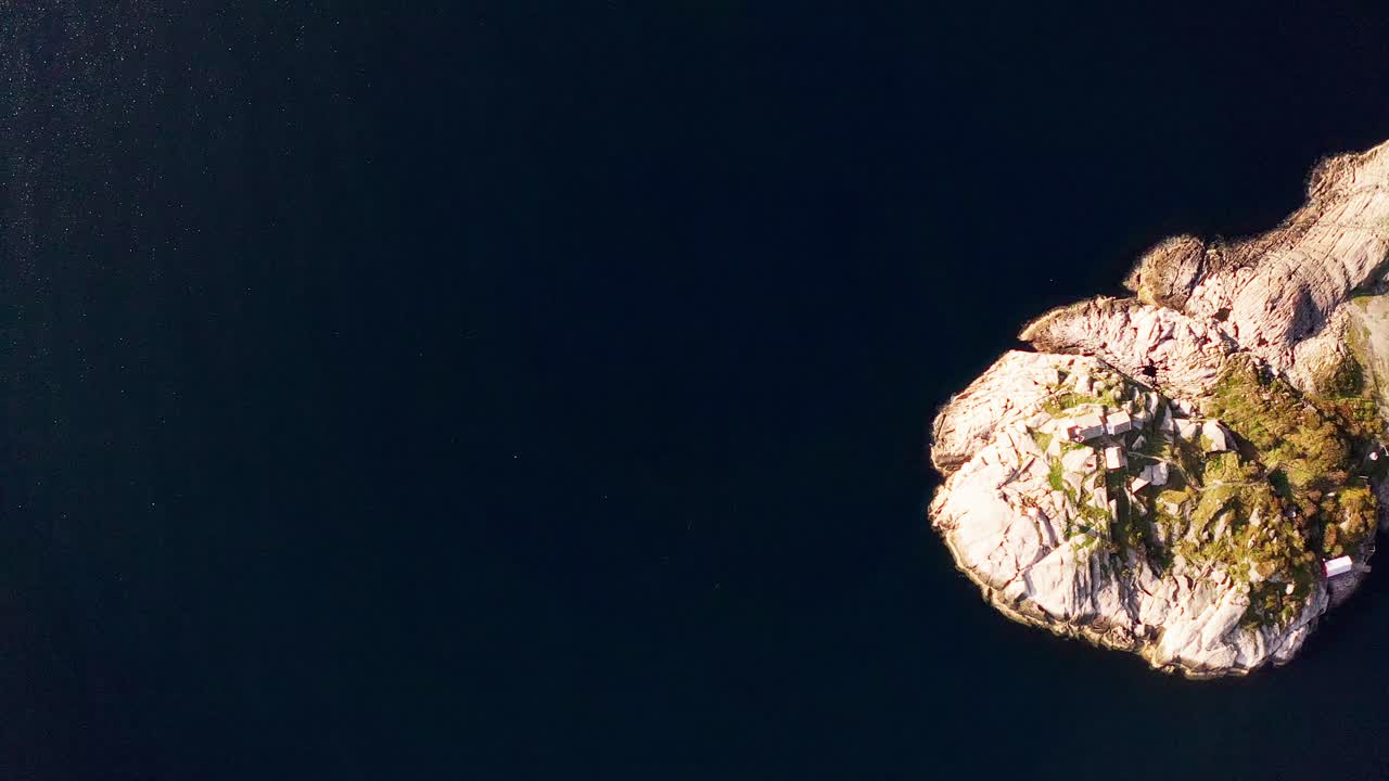 imagen aérea de arriba hacia abajo del campo de fútbol de henningsvær, islas lofoten, noruega