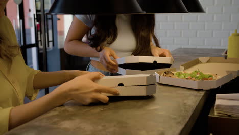 ragazze che arrivano al ristorante italiano