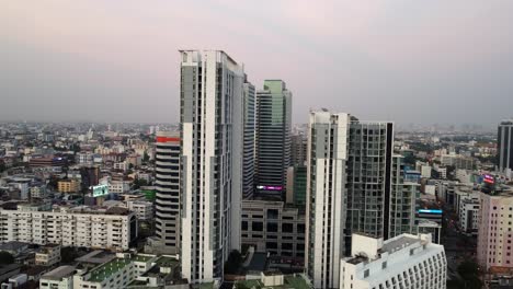Vuelo-Aéreo-De-La-Ciudad-Baja-Hacia-El-Rascacielos-Quinn-Ratchada-En-Bangkok