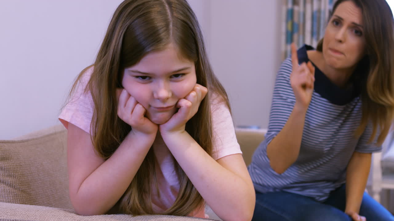 Madre che rimprovera sua figlia