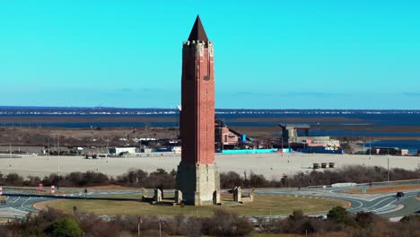 Una-Vista-Aérea-De-La-Torre-De-Agua,-Conocida-Como-El-Lápiz-En-Jones-Beach-En-Long-Island,-Nueva-York.