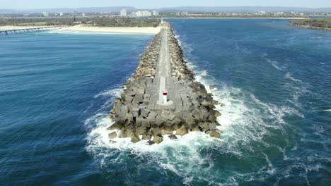 Eine-Meisterleistung-Der-Menschengemachten-Konstruktion,-Die-Gold-Coast-Seawall,-Queensland,-Australien-In-Zeitlupe