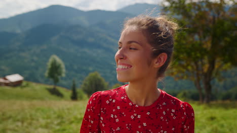 Mujer-Posando-Cámara-Prado-Primer-Plano.-Chica-Sintiéndose-Feliz-En-Vacaciones-En-Las-Montañas.