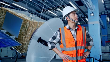 ingeniero que inspecciona el equipo de satélite en una instalación