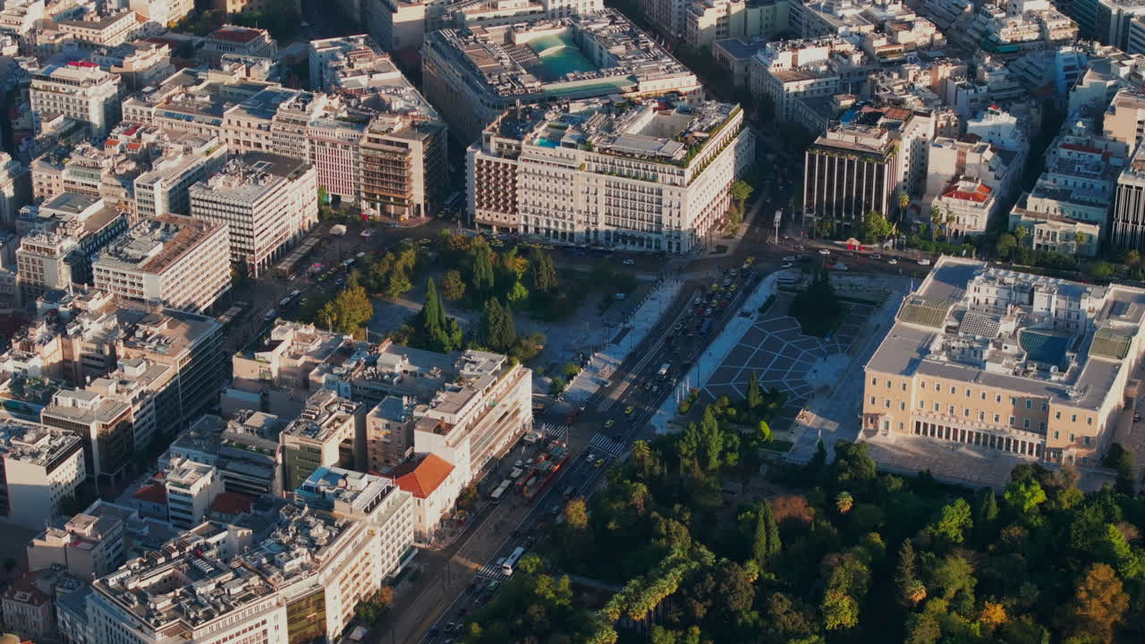 una toma aérea en círculo sobre syntagma, el centro de atenas.