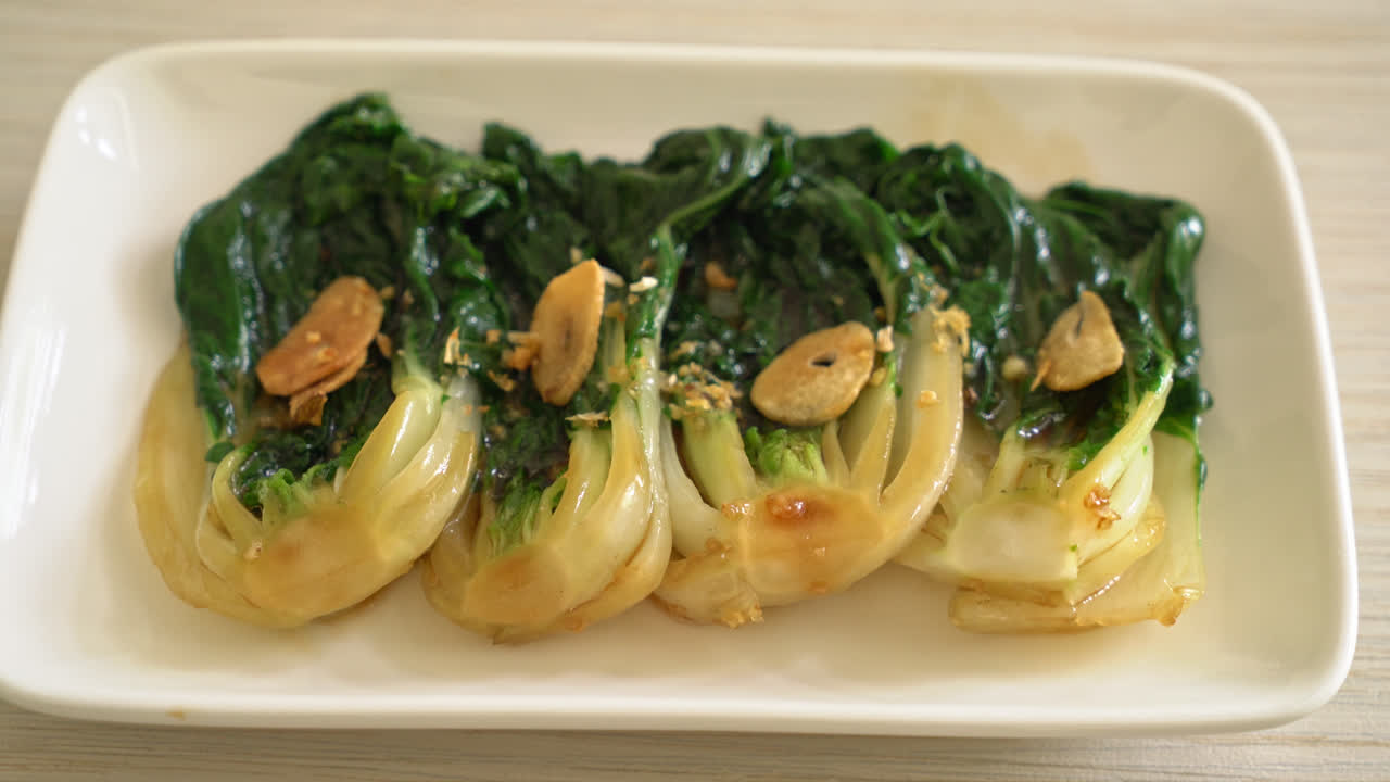 굴 소스와 마늘을 곁들인 아기 배추 - 아시아 음식 스타일