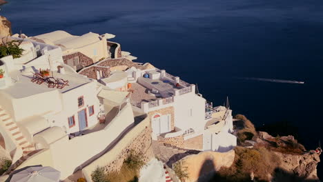 Liegestühle-Sitzen-Auf-Einem-Schönen-Balkon-Auf-Den-Griechischen-Inseln-1