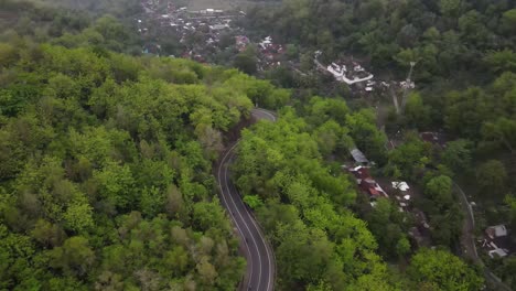 Luftaufnahme,-Kurvenreiche-Straße-Zum-Mangunan-Gipfel,-Touristenattraktion