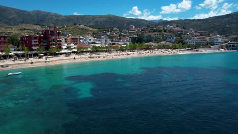 Motorboote-Und-Boote-Schwimmen-Im-Blauen-Wasser-Des-Ionischen-Meeres-In-Der-Nähe-Des-Piers-In-Der-Bucht-Der-Küstenstadt-Himara