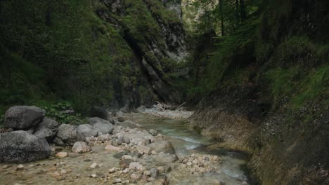 Ruhe-Der-Natur,-Während-Das-Wasser-Zwischen-Großen-Weißen,-Hellen-Felsen-In-Der-Schlucht-Der-Almbachklamm-Fließt,-Statisch