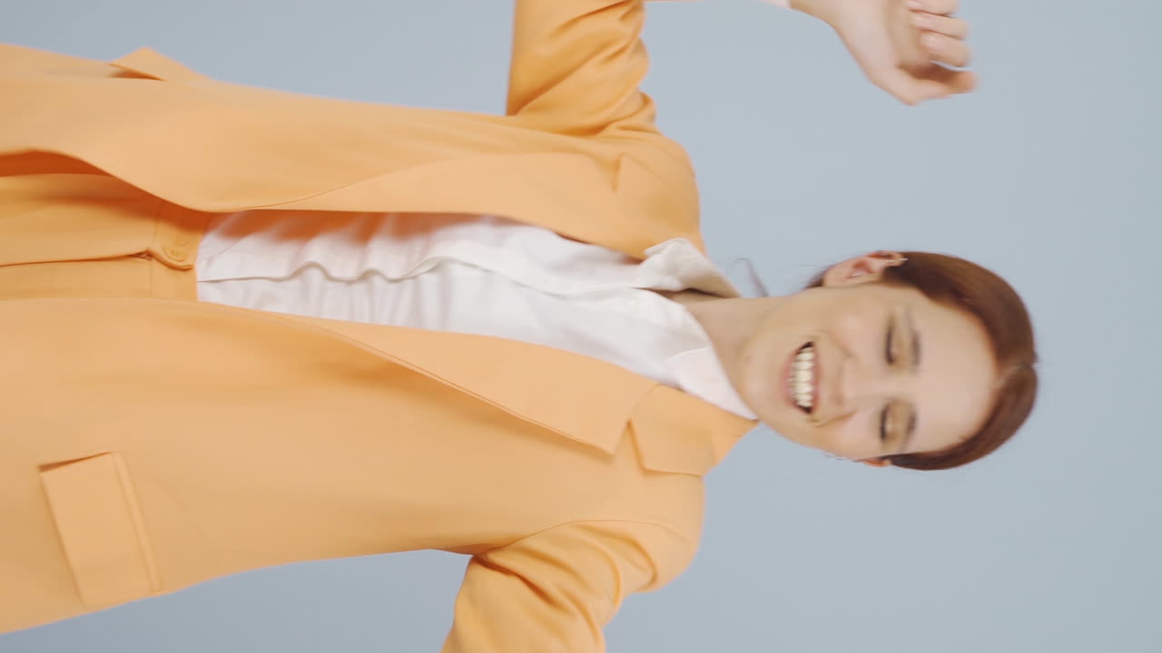 카메라에 춤을 추는 비즈니스 여자의 수직 비디오.