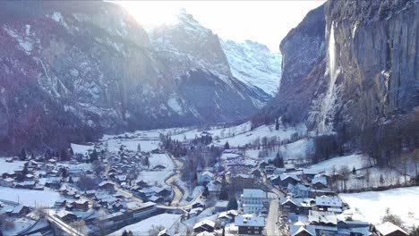 Erhebt-Sich-über-Dem-Dorf-In-Die-Luft-|-Lauterbrunnen-Schweiz,-Schweizer-Tal-In-Den-Alpen-Drohne,-Europa,-4k