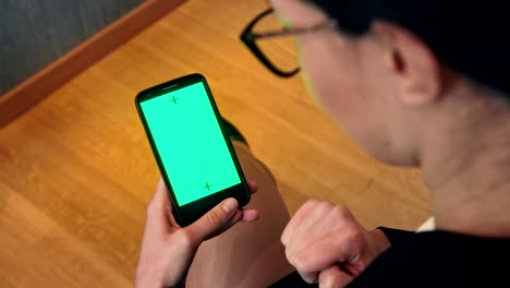 teléfono inteligente teléfono monitor de pantalla verde mujer de negocios mujer de negocios trabajando
